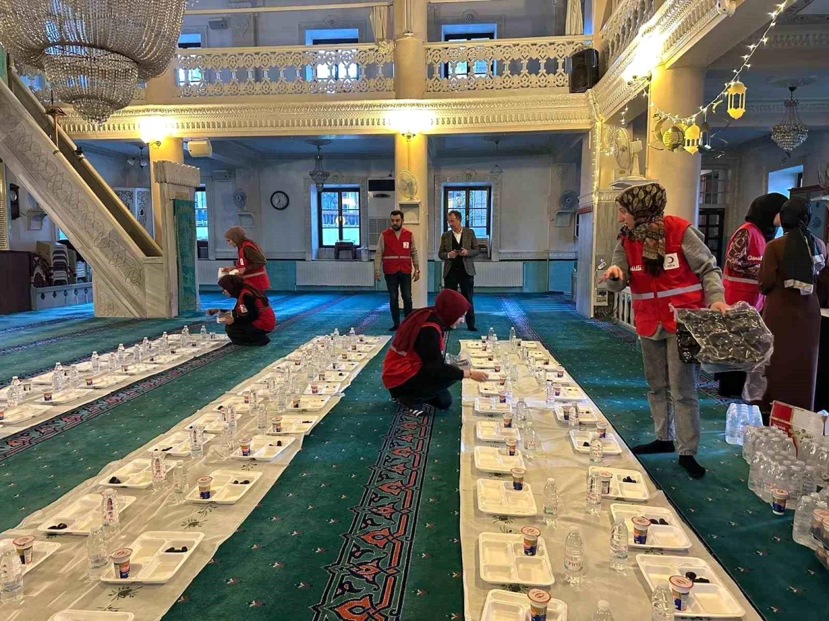 Denizli Genç Kızılay, çocuklarla camide iftar etkinliği düzenledi