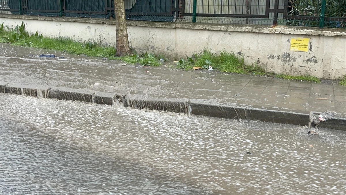 Çorlu\'da Sağanak Yağış: Trafikte Aksama Yaşandı