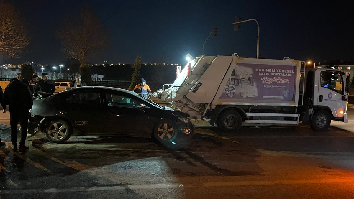 Çorum\'da çöp toplama aracı ile 2 otomobil çarpıştı: 5 yaralı
