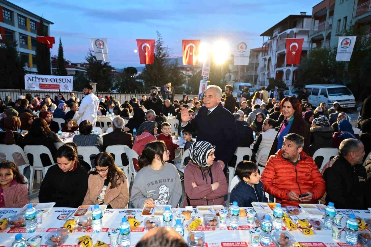 Denizli Büyükşehir Belediyesi Zeytinköy Mahallesi\'nde Mahalle İftarı Düzenledi