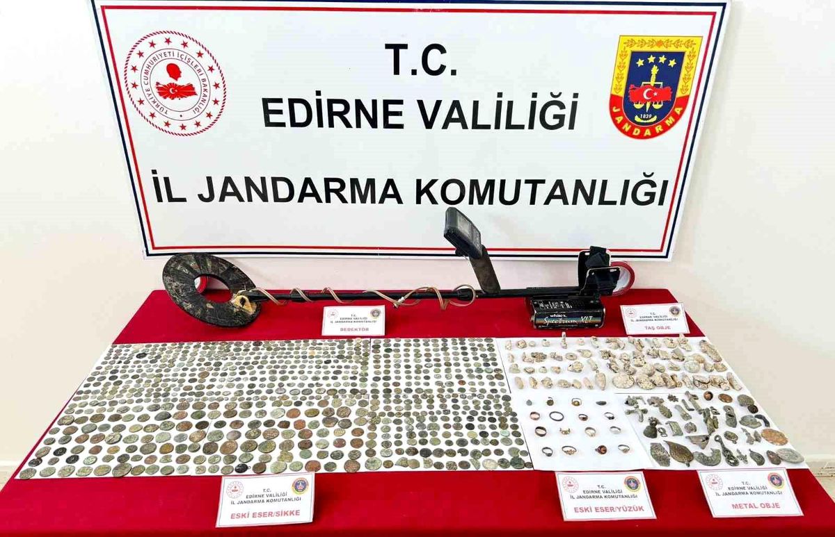 İpsala\'da Kaçakçılık Operasyonunda Bin 185 Tarihi Eser Ele Geçirildi