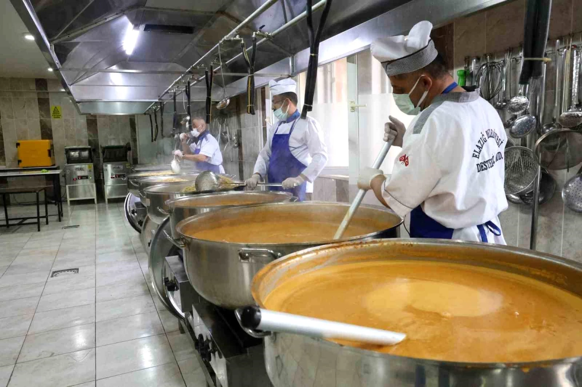 Elazığ Belediyesi Her Gün 2 Bin 200 Kişiye Sıcak Yemek Dağıtıyor