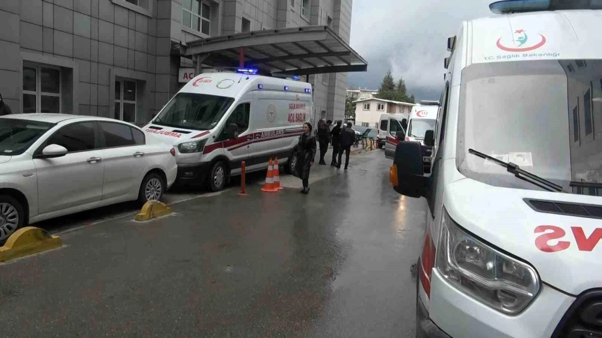 Bursa\'da Ev Yangınında Mahsur Kalan Genç İtfaiye Ekiplerince Kurtarıldı