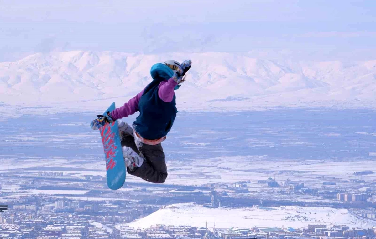 Freestyle Akrobasi Kayakçıları Palandöken\'de Yeteneklerini Sergiledi