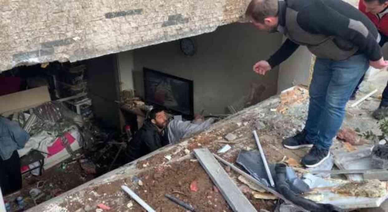 Fren yerine gaza basan kadın sürücü, yayaya çarptıktan sonra eve daldı Fren yerine gaza basan kadın sürücü, yayaya çarptıktan sonra eve daldı