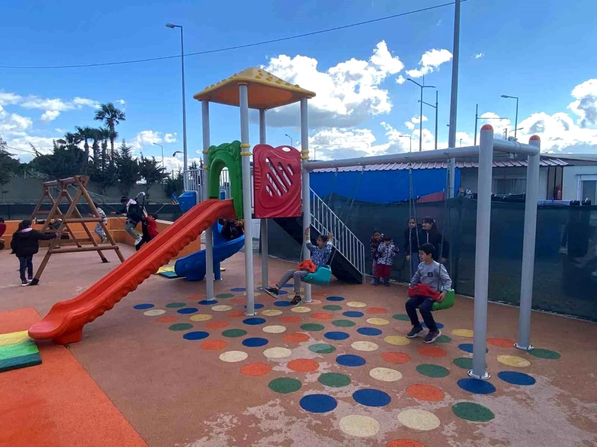 Hatay\'da depremzedeler için çocuk oyun parkları kuruldu