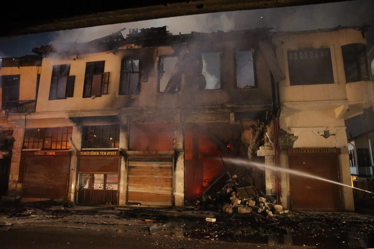 Antakya\'da depremzedelerin boşalttığı binada yangın çıktı