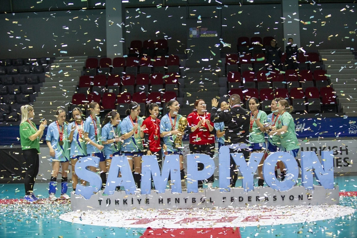 Kepez Belediyespor Kadınlar 2. Ligi\'nde şampiyon oldu