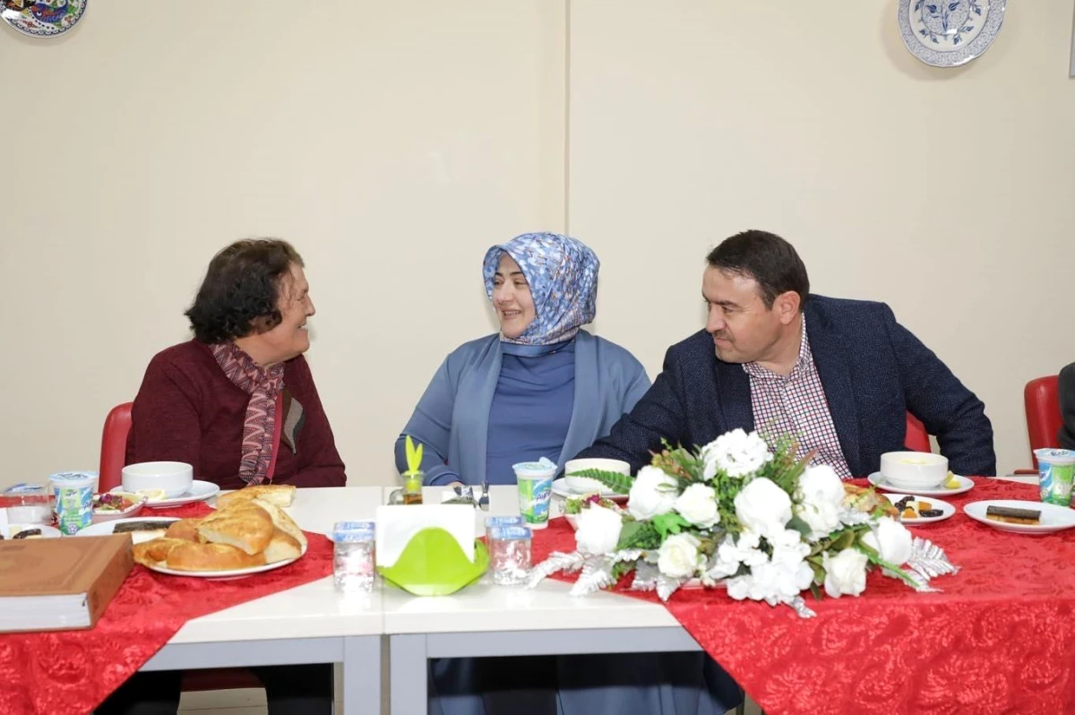 Vali Musa Işın ve eşi Tuba Işın, Kütahya\'da huzurevi sakinleriyle iftar yaptı