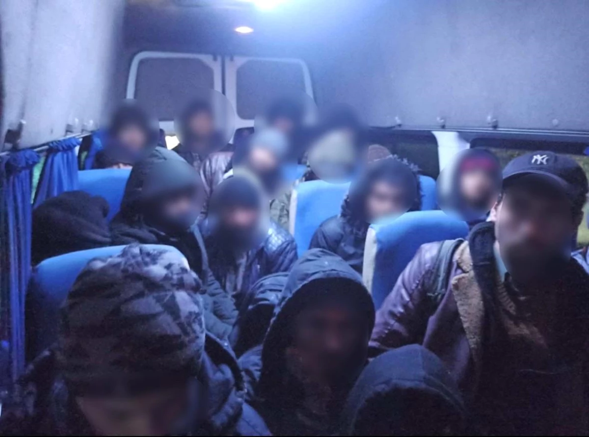 Iğdır\'da 39 düzensiz göçmen ile 4 insan kaçakçısı yakalandı