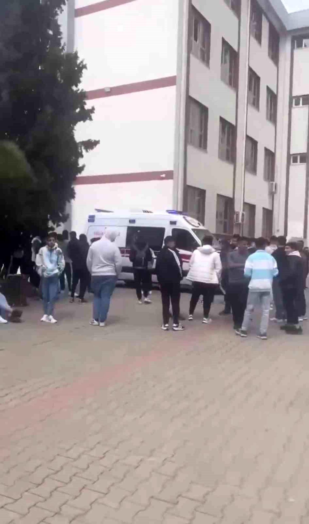 İzmir Bornova\'da bir öğrenci şakalaşırken arkadaşını yaraladı