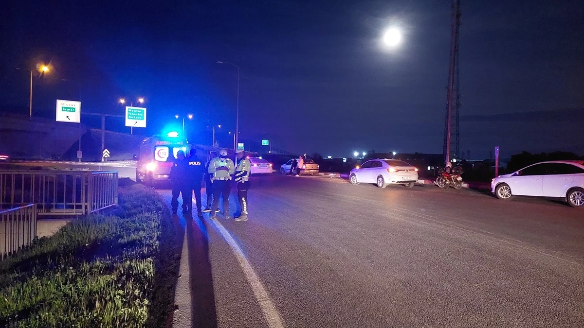 İzmir Kemalpaşa\'da refüje çarpan otomobilin sürücüsü yaralandı