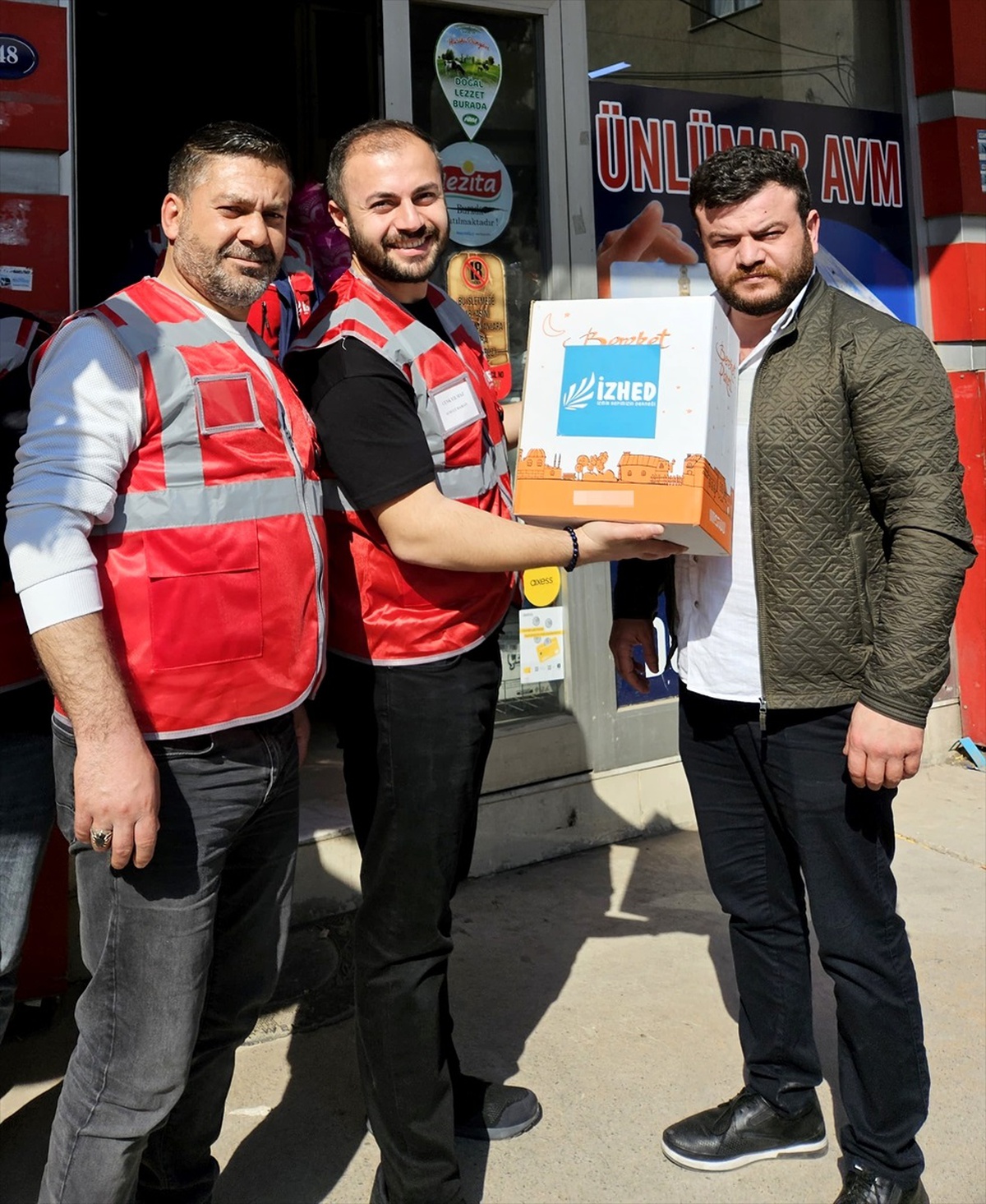 İZHED, ihtiyaç sahiplerine Ramazan yardımı yapıyor