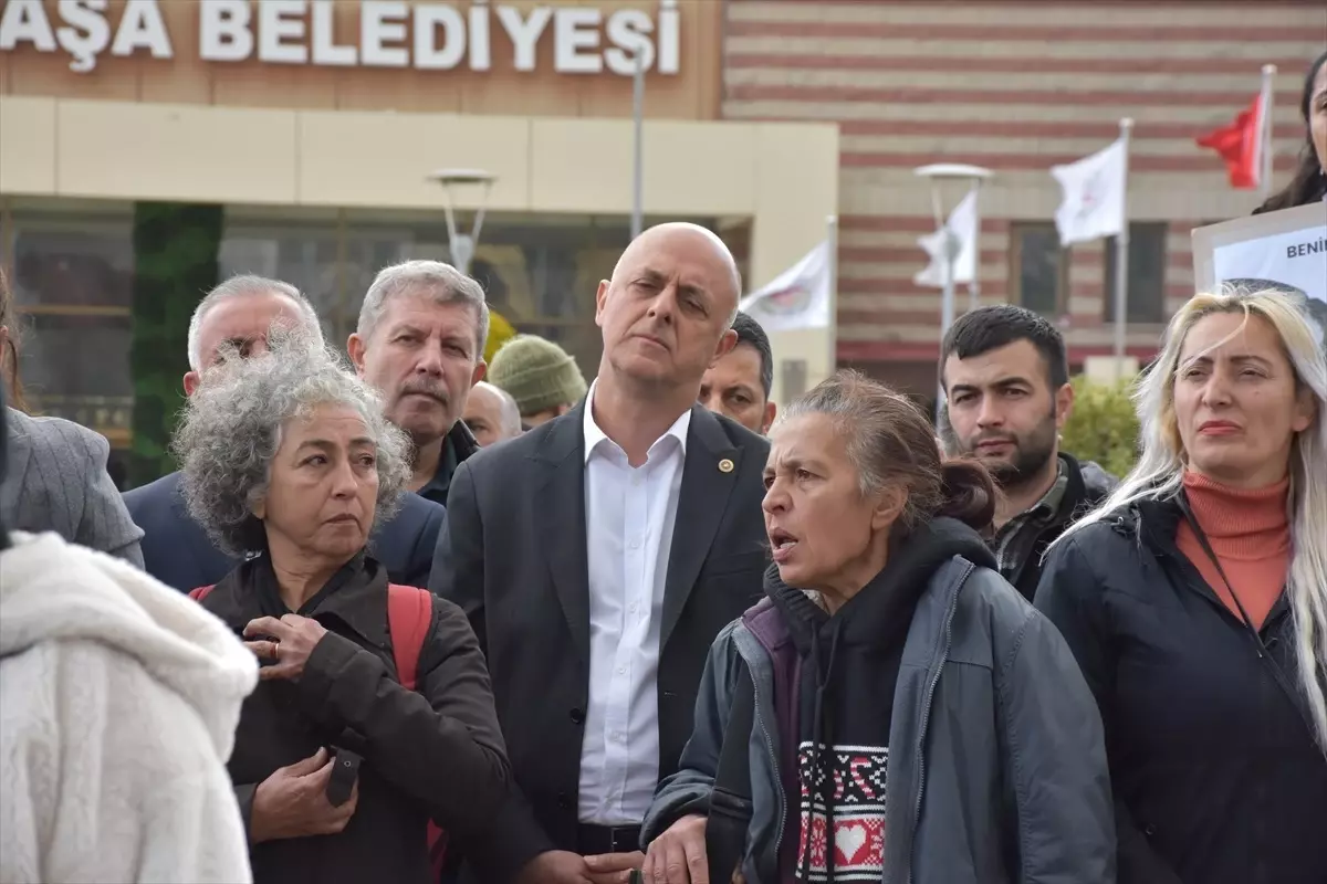 İzmir\'de Hayvan Barınağında Öldürülen Köpekler Protesto Edildi