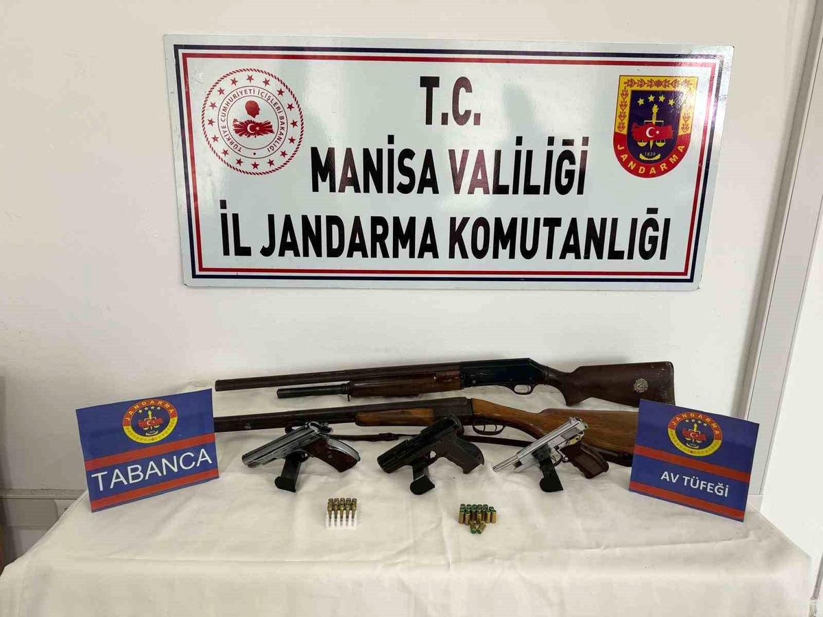 Salihli\'de Ruhsatsız Silah Operasyonu: 3 Tabanca ve 2 Av Tüfeği Ele Geçirildi