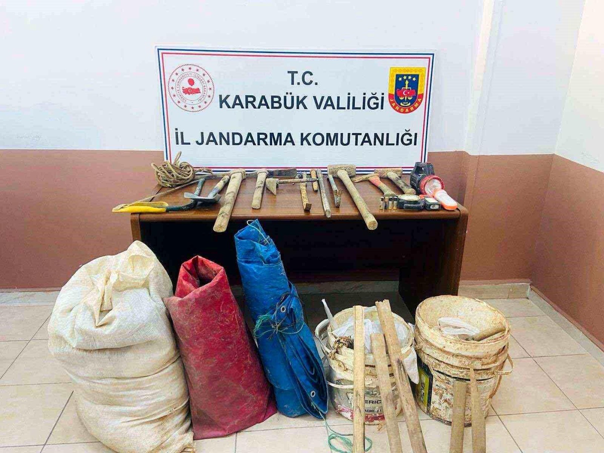 Karabük\'ün Safranbolu ilçesinde kaçak kazı yapan 2 kişi suçüstü yakalandı