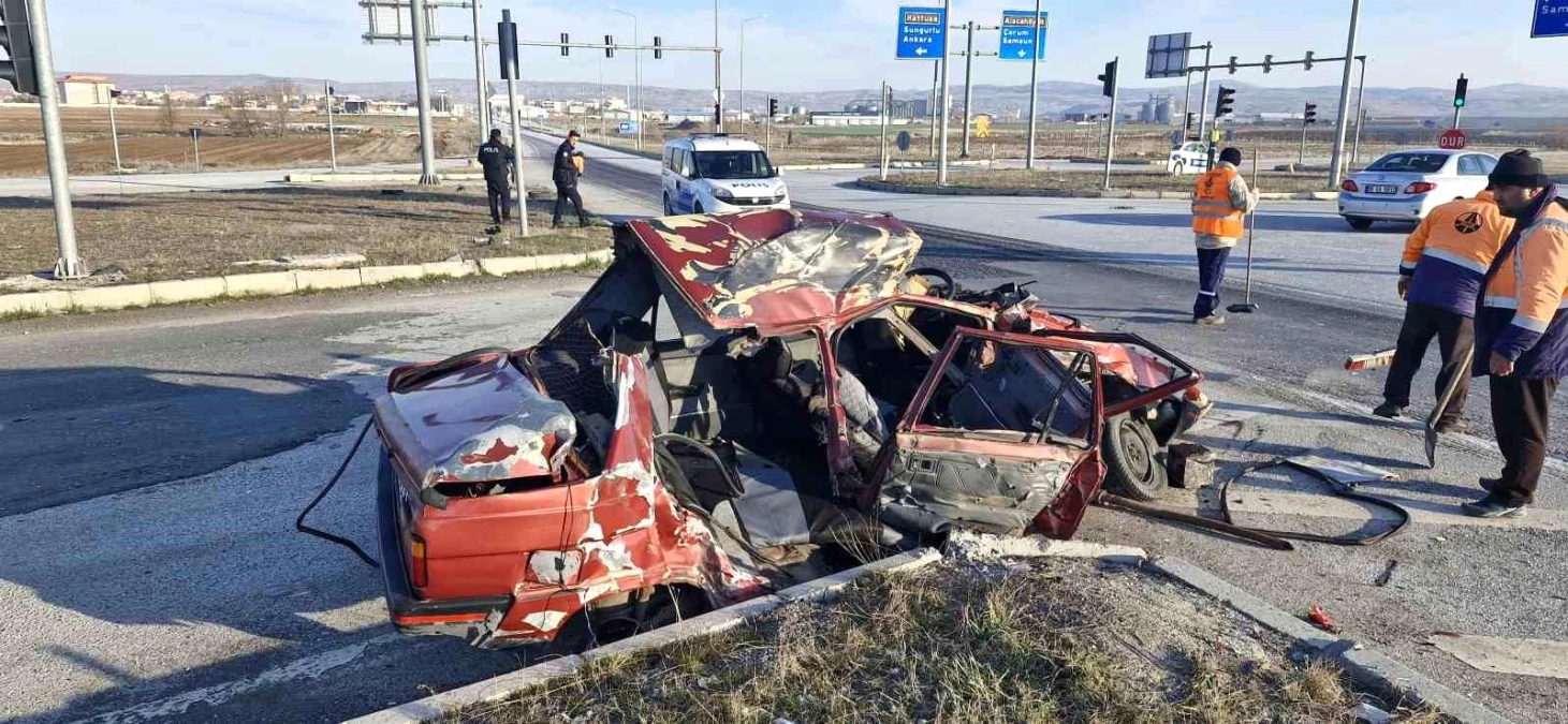 Çorum\'da Otomobil ile Kamyon Çarpıştı: 1 Kişi Ağır Yaralandı