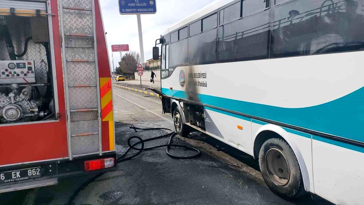 Kars\'ta Hareket Halindeki Dolmuşta Yangın Çıktı