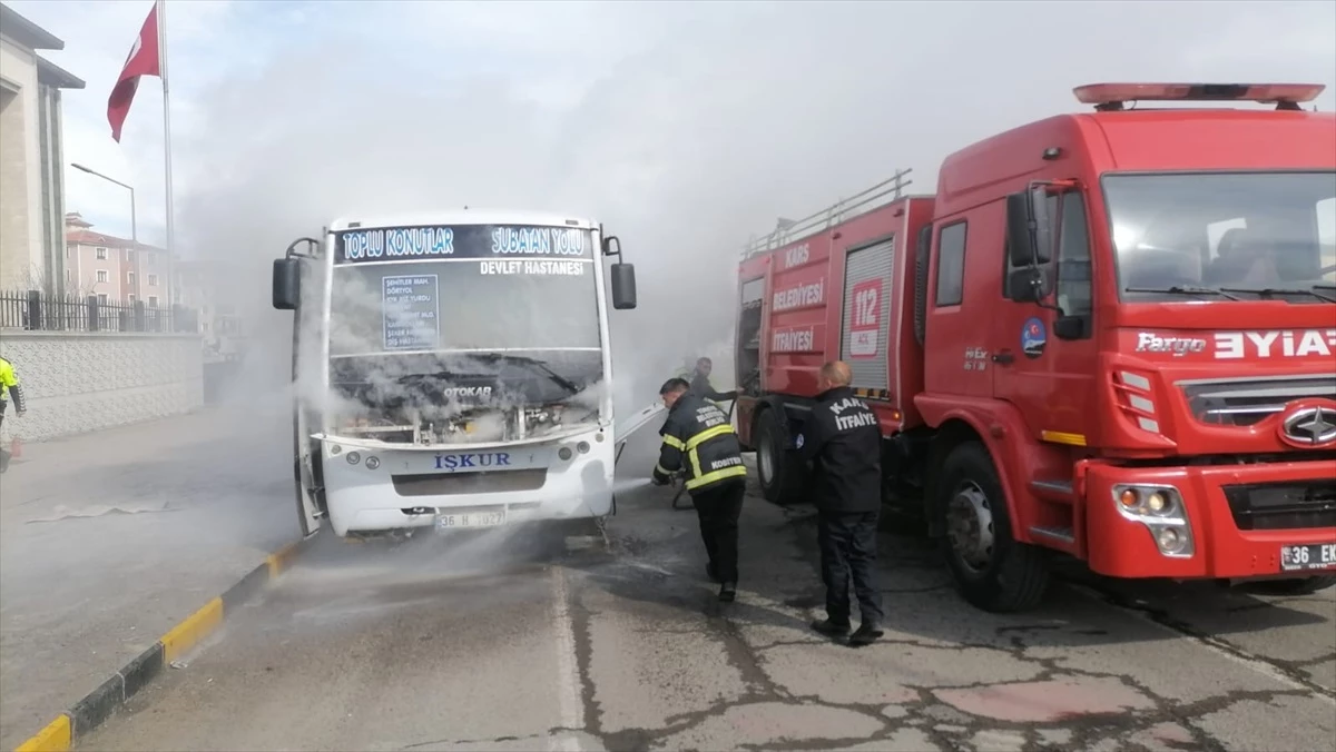 Kars\'ta özel halk otobüsünde çıkan yangın trafik polislerince söndürüldü