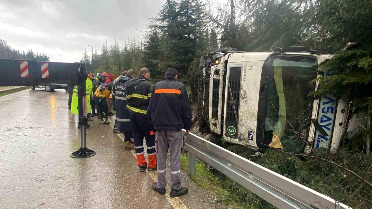 İzmit\'te Yağış Sebebiyle Tır Kazası: 1 Ölü
