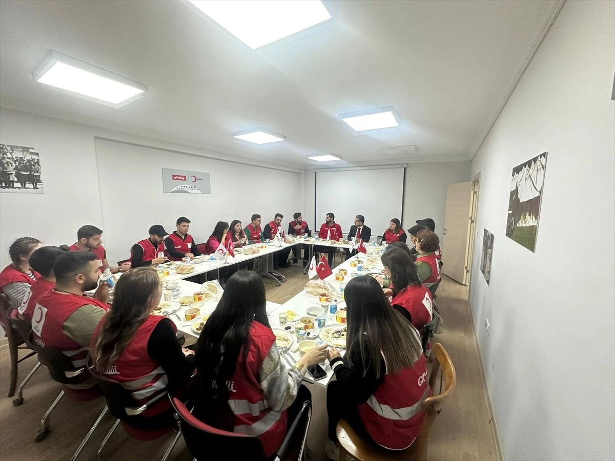 Kırklareli Valisi Birol Ekici, Türk Kızılayı gönüllüleri ile iftar yaptı