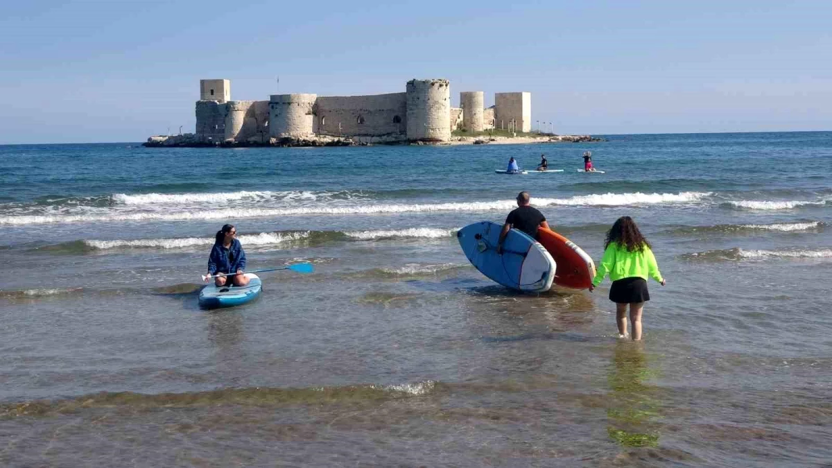 Mersin Kızkalesi\'nde Güneş ve Sıcak Havayı Değerlendirenler Plaj Voleybolu Oynadı