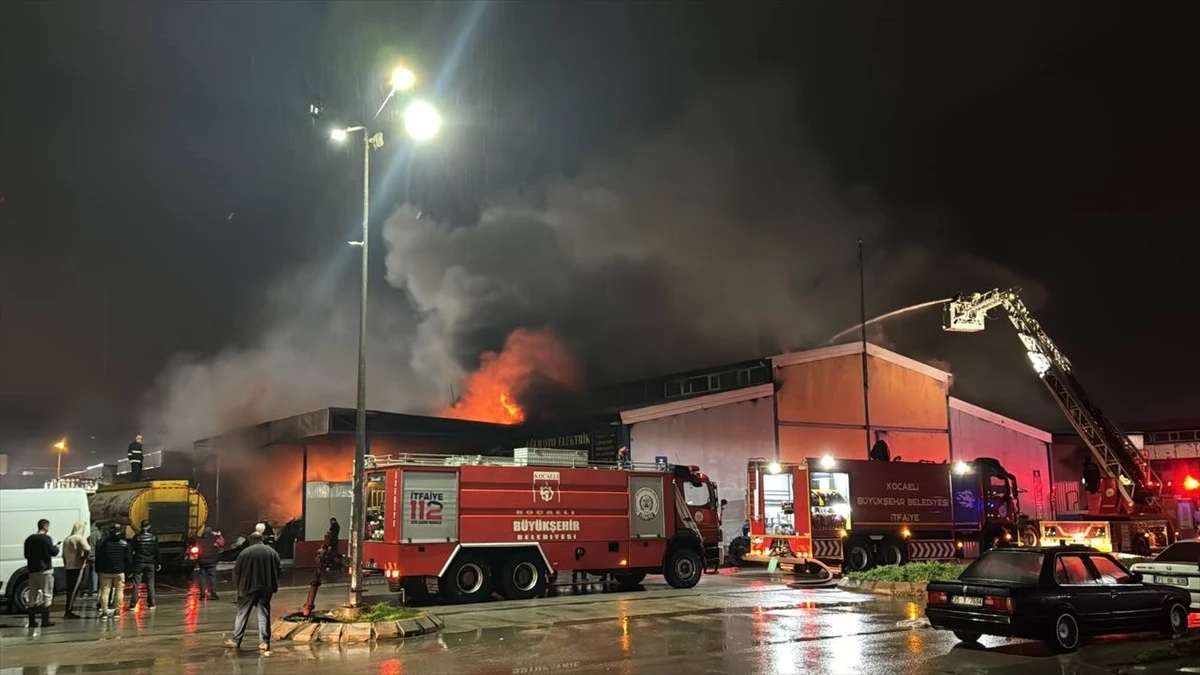 Kocaeli Başiskele\'deki Sanayi Sitesinde Yangın Çıktı