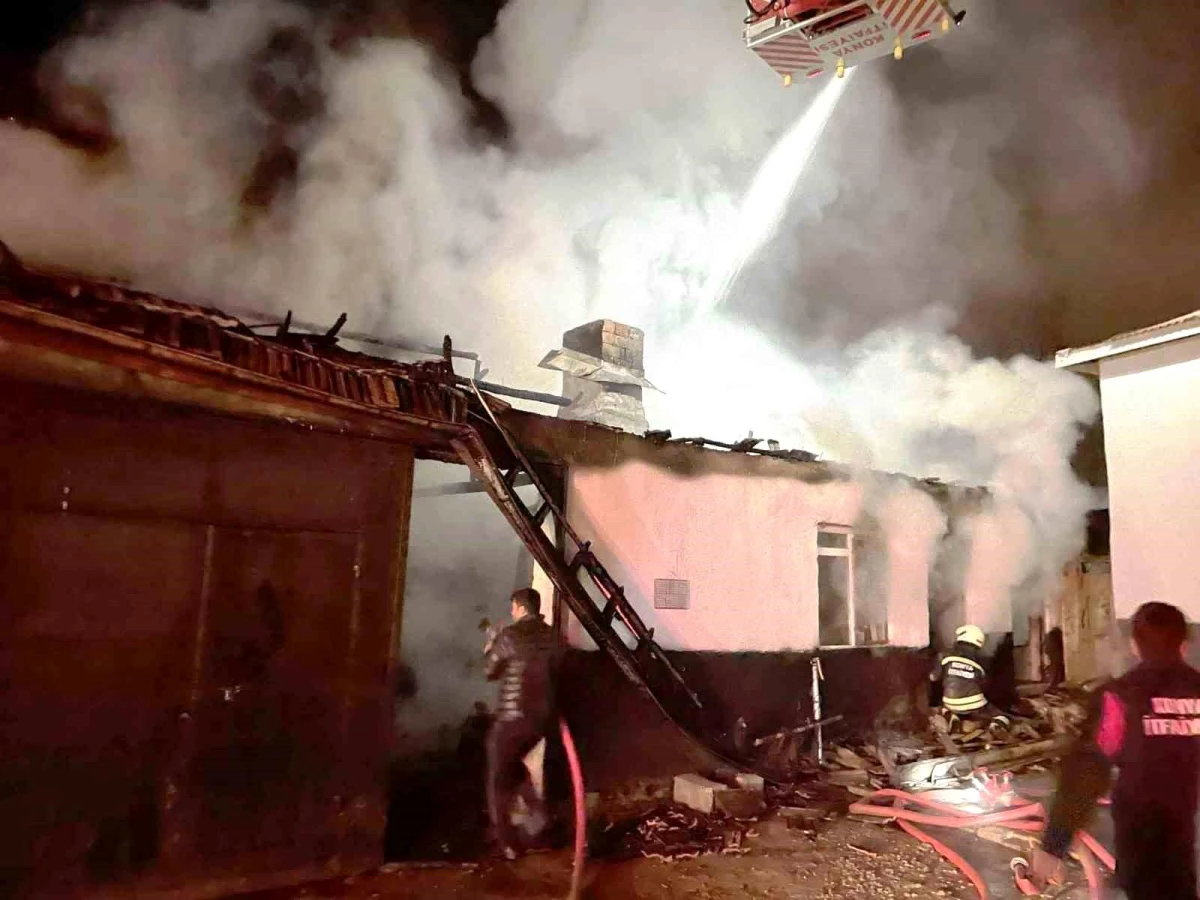 Konya\'da Müstakil Evde Çıkan Yangın Sonrası Garajda Maddi Hasar Meydana Geldi
