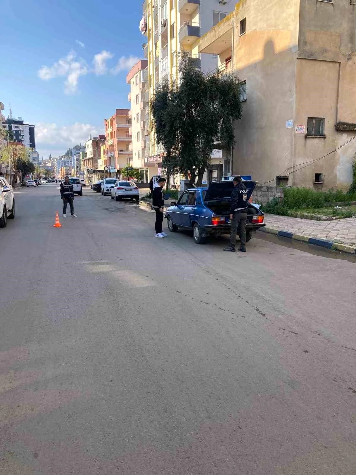 Adana Kozan\'da Polis Denetimlerinde 6 Ruhsatsız Silah Ele Geçirildi, 7 Hükümlü Yakalandı