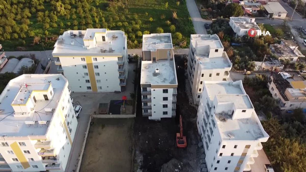 Mersin\'de 4 katlı yeni bina yan yatmaya başladı