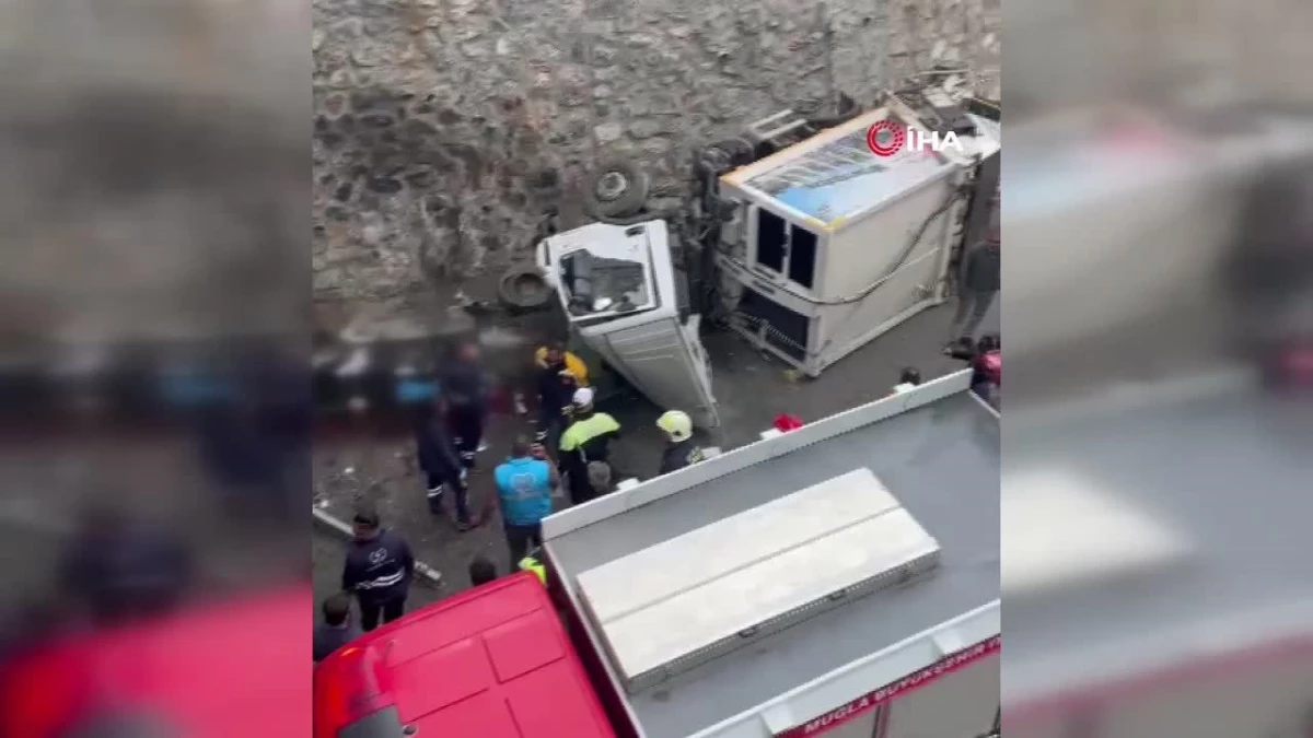 Milas\'ta çöp kamyonu 10 metre yükseklikten düştü: Sürücü hayatını kaybetti