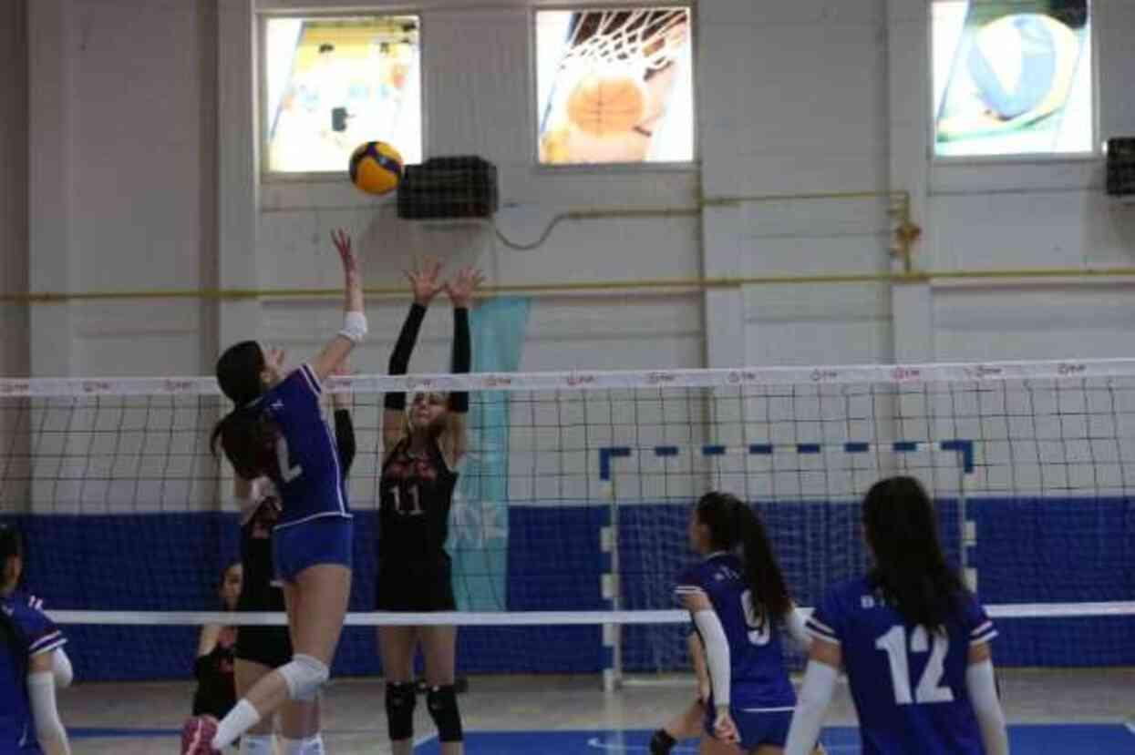 Özel Ataşehir Bilfen, okullararası yıldız kızlar voleybol şampiyonu oldu