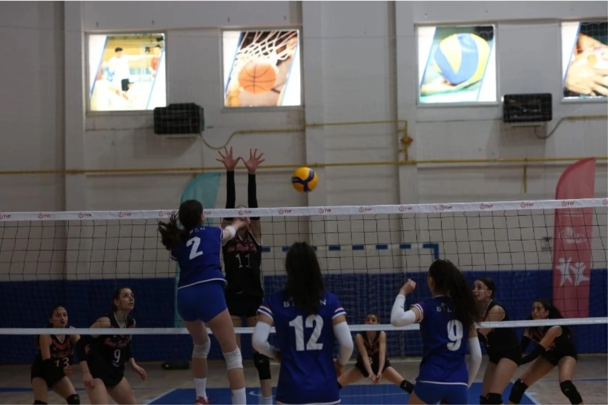 Özel Ataşehir Bilfen, okullararası yıldız kızlar voleybol şampiyonu oldu