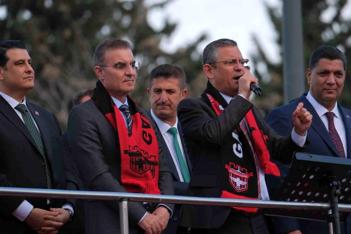 CHP Genel Başkanı Özgür Özel, Gaziantep mitinginde aday tanıtımında isim karışıklığı yaşadı