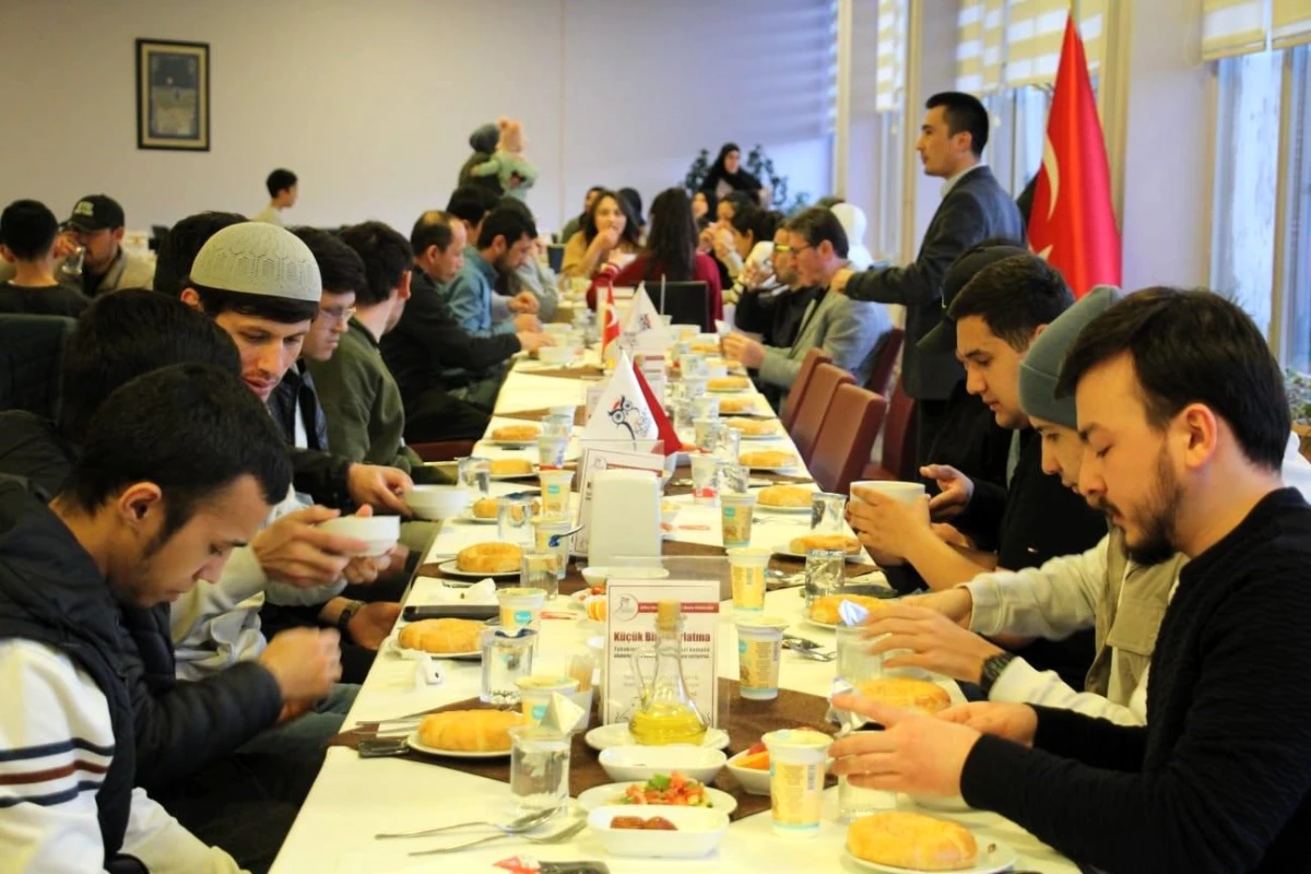Karabük Üniversitesi Rektörü Özbekistanlı Öğrencilerle İftar Yemeğinde Buluştu