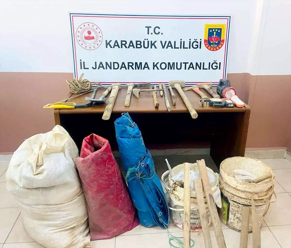 Karabük\'ün Safranbolu ilçesinde kaçak kazı yapan 2 kişi gözaltına alındı