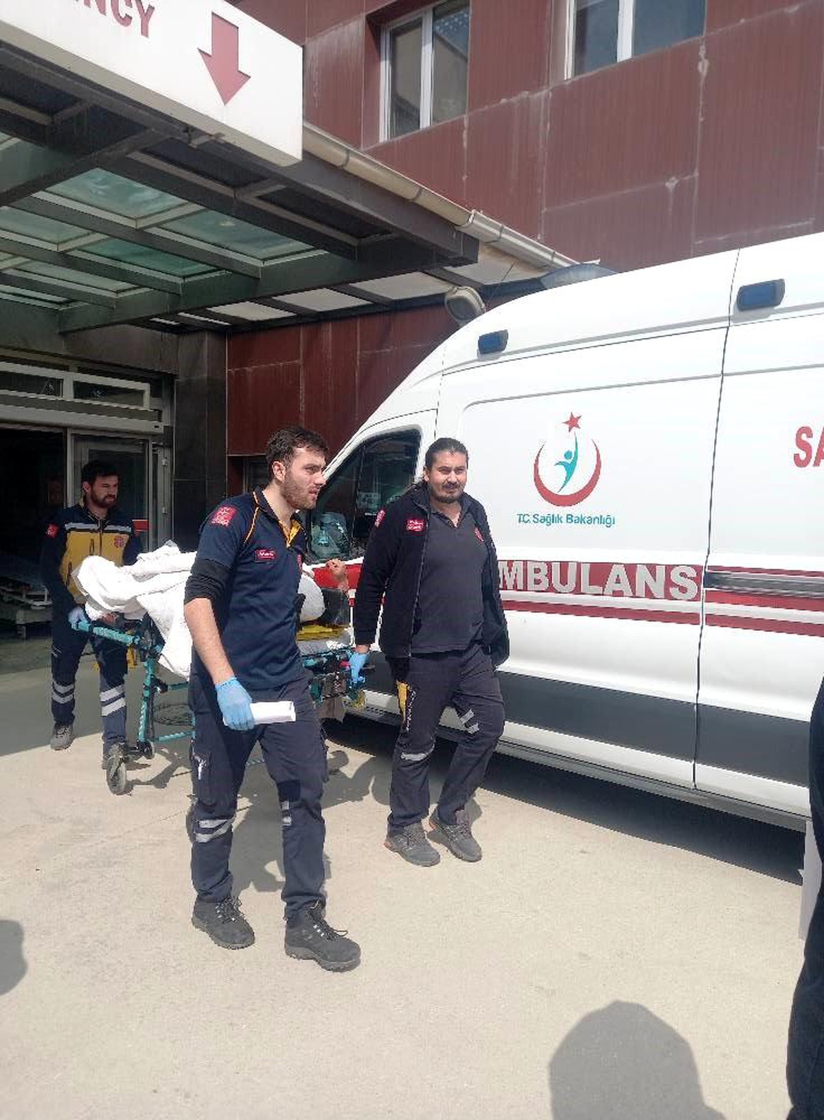 Manisa Selendi\'de otomobil ile kepçe çarpıştı: 2 yaralı