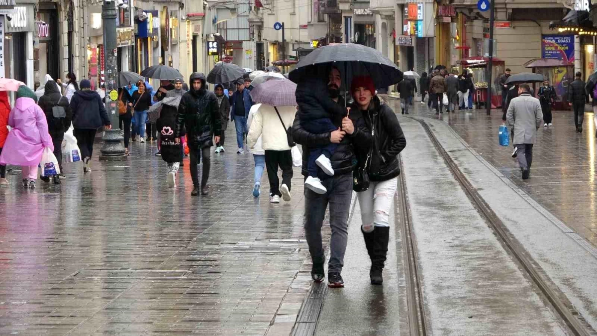 Taksim\'de Sağanak Yağış: Vatandaşlar Zor Anlar Yaşadı