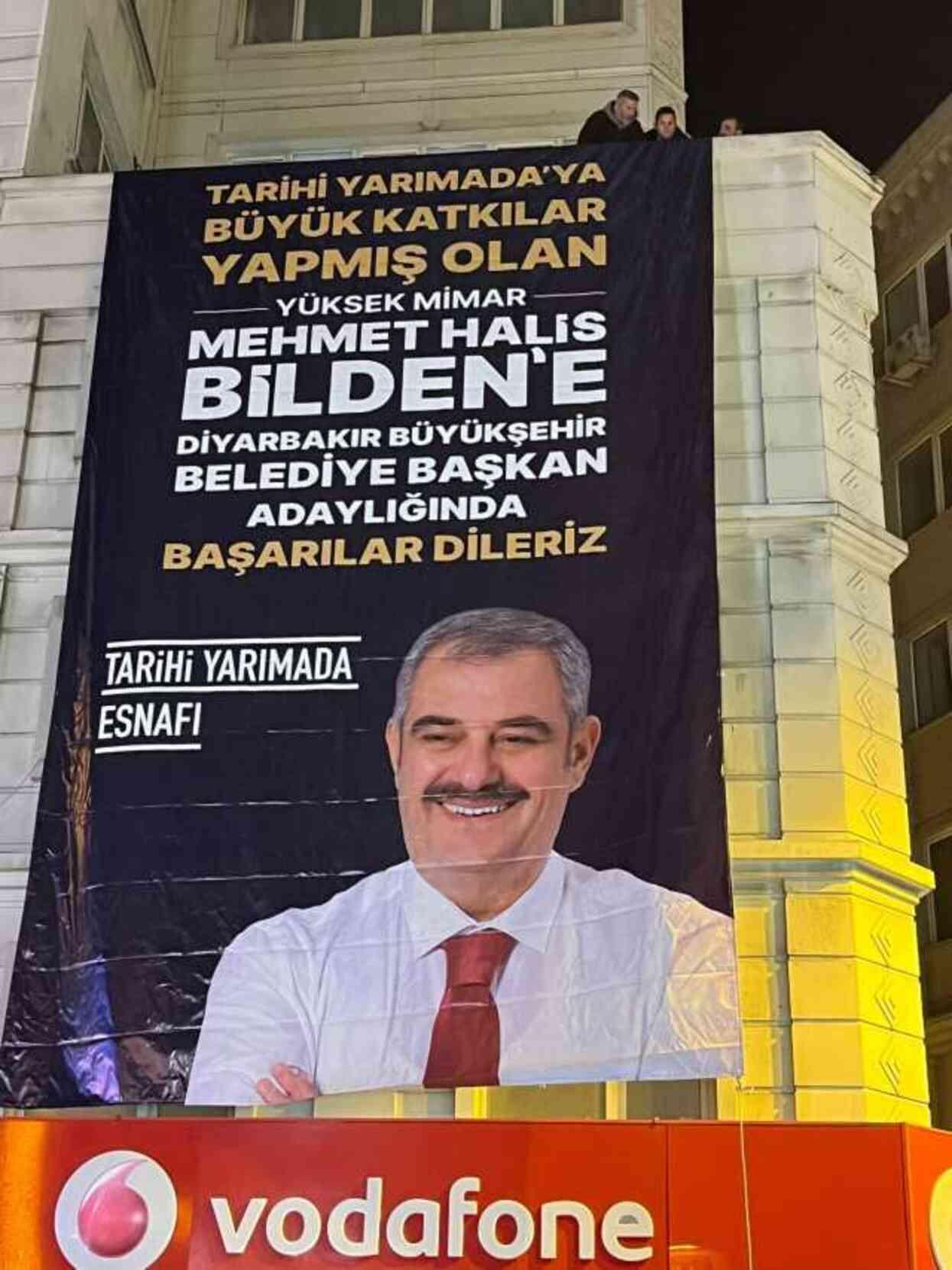 Tarihi Yarımada esnafından, AK Parti Diyarbakır Belediye Başkan adayı Halis Bilden'e pankartlı destek