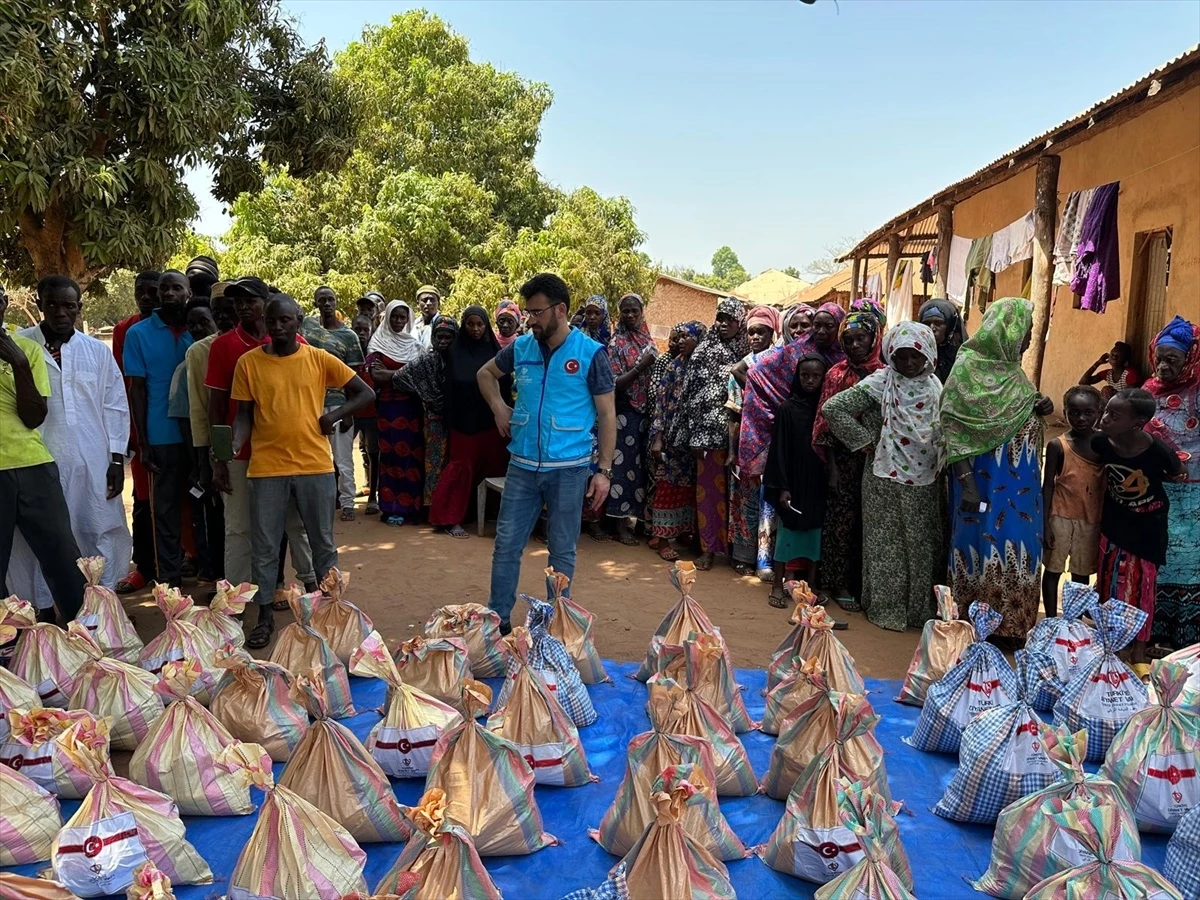 TDV, Gine Bissau\'da 1000 aileye gıda paketi dağıttı