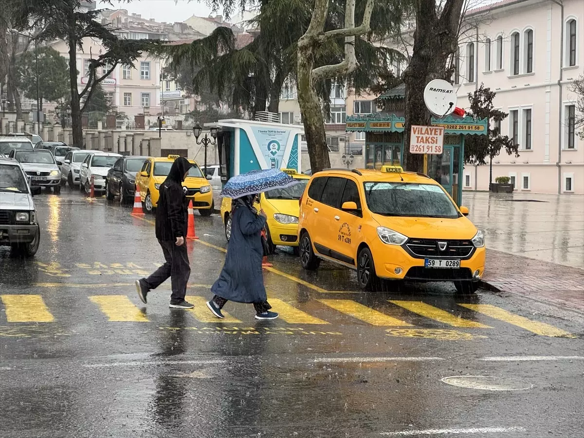 Tekirdağ ve Kırklareli\'nde Gök Gürültülü Sağanak Hayatı Olumsuz Etkiliyor