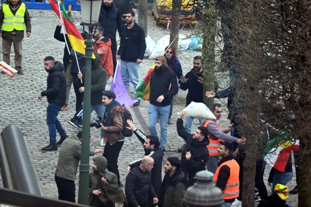 Brüksel'de PKK Yandaşları Avrupa Parlamentosu Önünde Taşkınlık Çıkardı