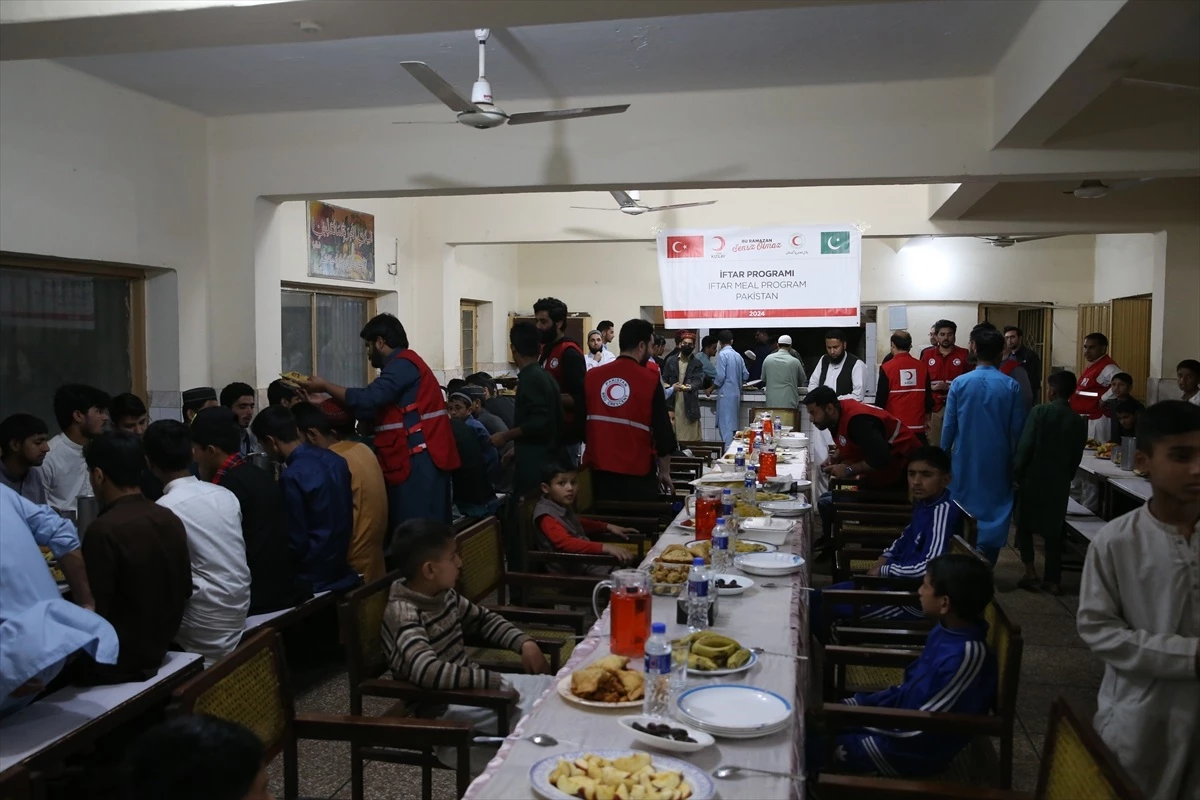 Türk Kızılay, Islamabad\'da 200 yetim çocuk için iftar programı düzenledi