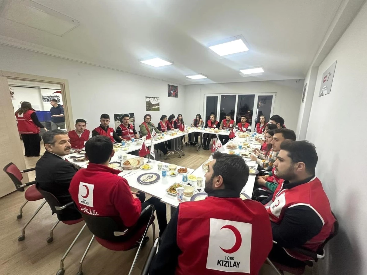 Kırklareli Valisi Birol Ekici, Türk Kızılay gönüllüleri ile iftarda bir araya geldi