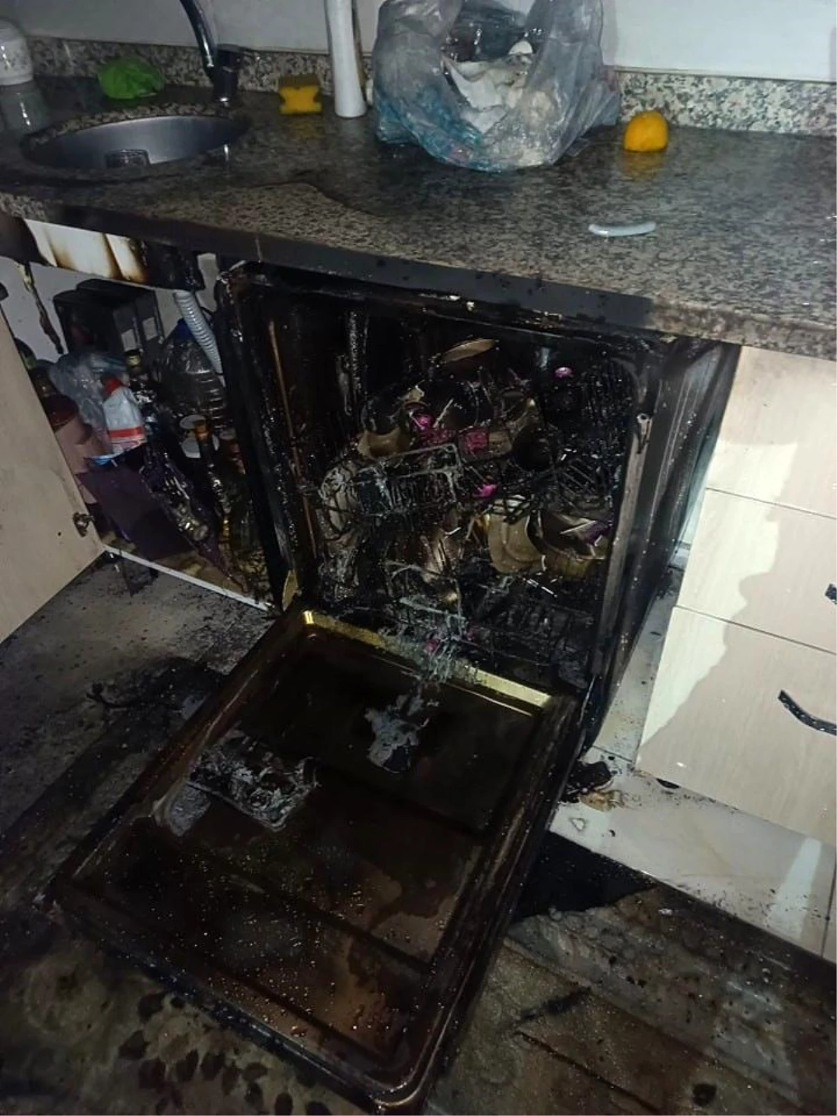Denizli\'de bir evde çıkan yangında 4 kişi mahsur kaldı