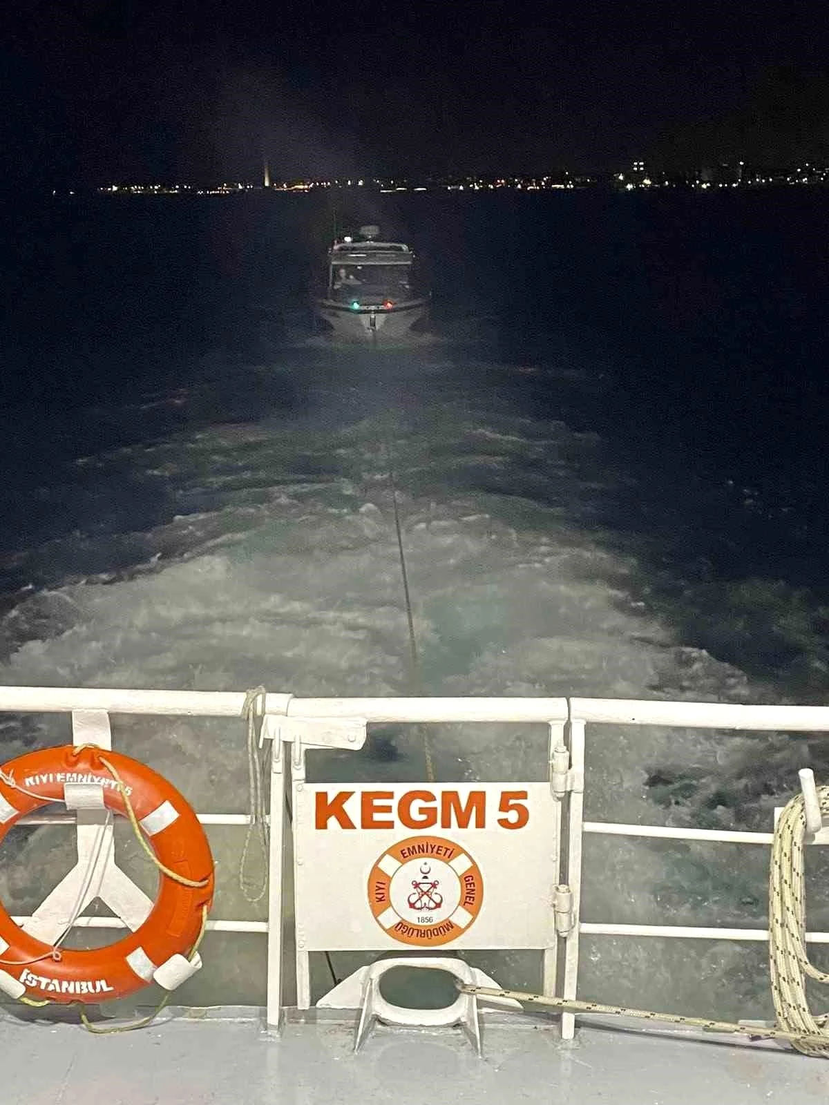 Yeşilköy açıklarında makine arızası nedeniyle sürüklenen tekne kurtarıldı
