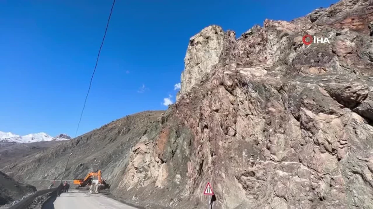 Yüksekova-Van karayolunda heyelan: İki tarafta araçlardan kuyruk oluştu