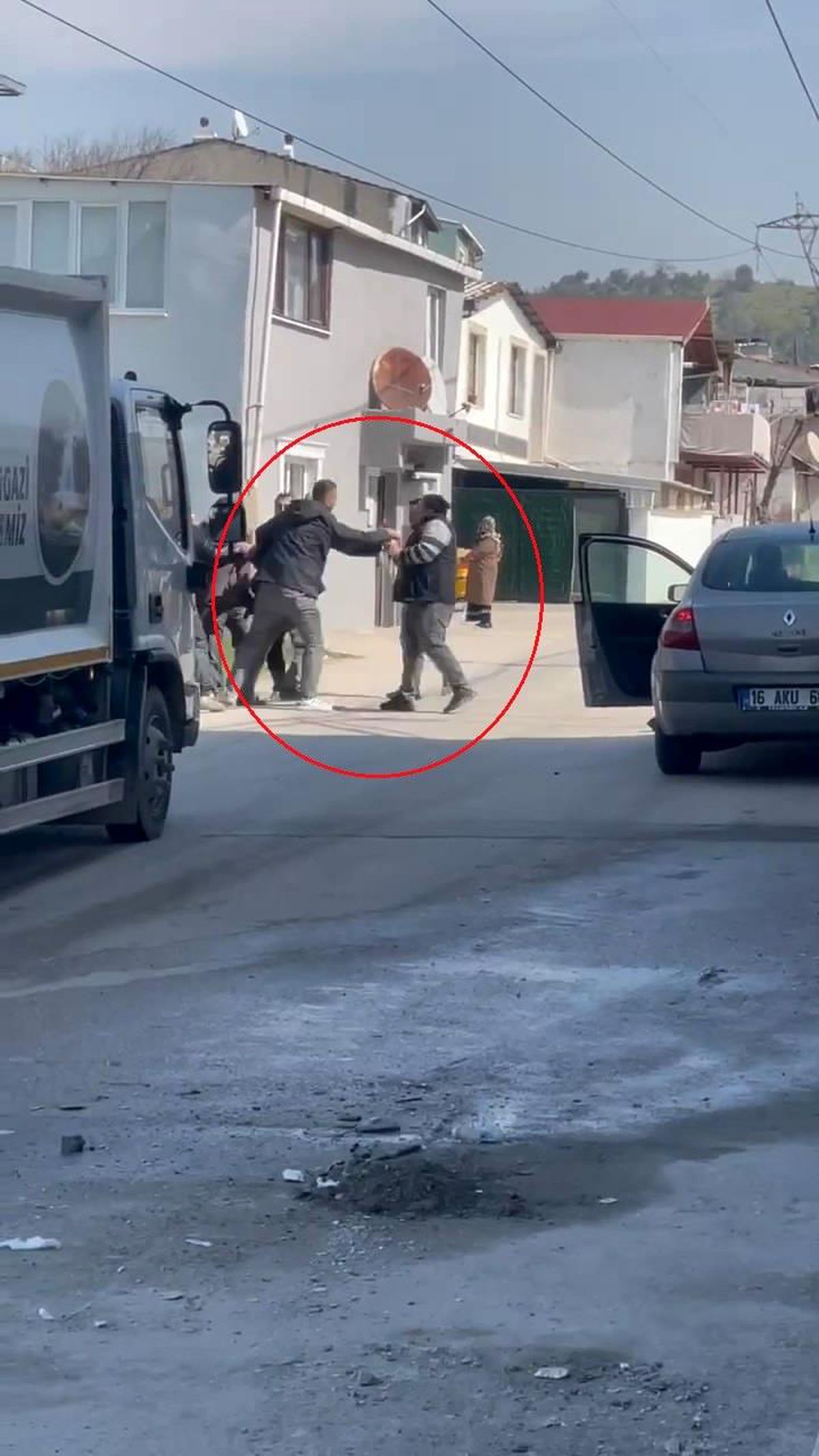 Bursa\'da 2 aile arasında çıkan kavgada sopalar ve yumruklar havada uçuştu