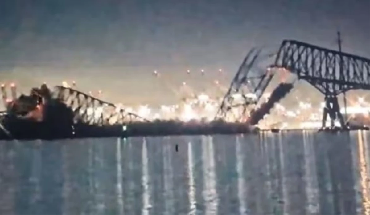 Amerika\'da bir köprü, konteyner gemisinin çarpmasıyla suya gömüldü, en az 7 kişiyi arama çalışmaları sürüyor
