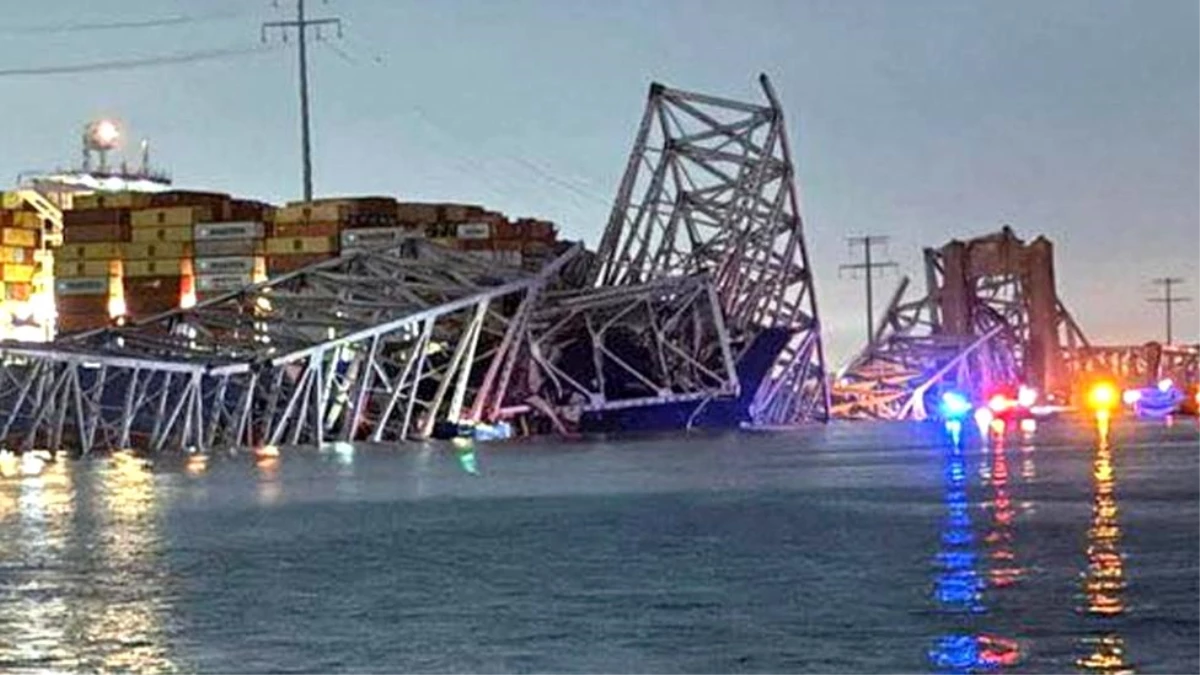 ABD\'de Yük Gemisi Köprüyü Yıktı